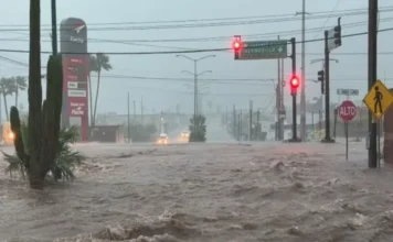 Huracán «Polo» azota Guaymas con vientos de 120 km/h y sumerge la ciudad Imagen del huracán Polo sobre Guaymas con inundaciones