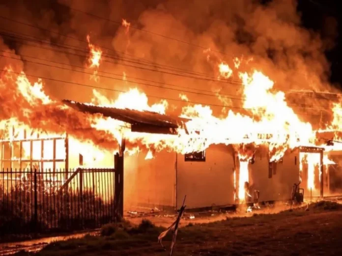 Incendio en hogar de ancianos en Pitrufquén Imagen del incendio hogar ancianos consumiendo el edificio
