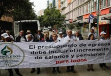 Técnicos y profesionistas de Pemex señalan que llevan dos años sin incrementos salariales Imagen de técnicos de Pemex reclamando incrementos salariales Pemex