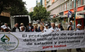 Técnicos y profesionistas de Pemex señalan que llevan dos años sin incrementos salariales Imagen de técnicos de Pemex reclamando incrementos salariales Pemex