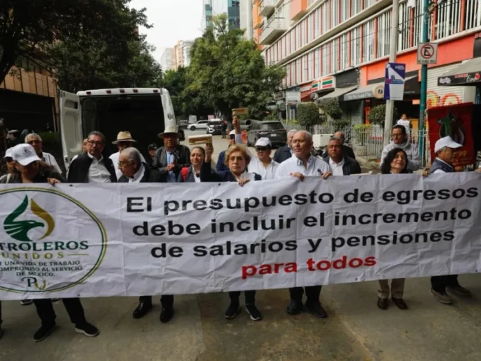 Imagen de técnicos de Pemex reclamando incrementos salariales Pemex