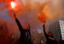 Chile: Marcha por víctimas de la dictadura, reprocha intención de indulto a policías y militares Manifestantes en Santiago contra los indultos dictadura Chile
