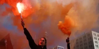 Chile: Marcha por víctimas de la dictadura, reprocha intención de indulto a policías y militares Manifestantes en Santiago contra los indultos dictadura Chile