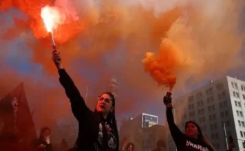 Chile: Marcha por víctimas de la dictadura, reprocha intención de indulto a policías y militares Manifestantes en Santiago contra los indultos dictadura Chile