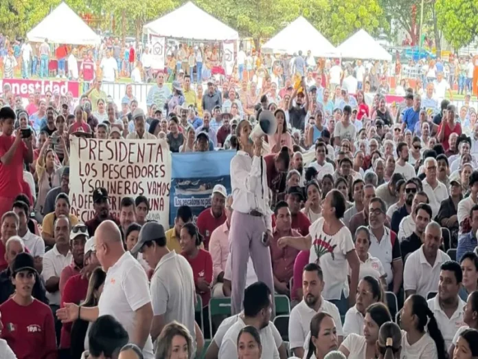 Sheinbaum denuncia injerencia extranjera durante su gira de informe Sheinbaum señalando la injerencia extranjera en su discurso
