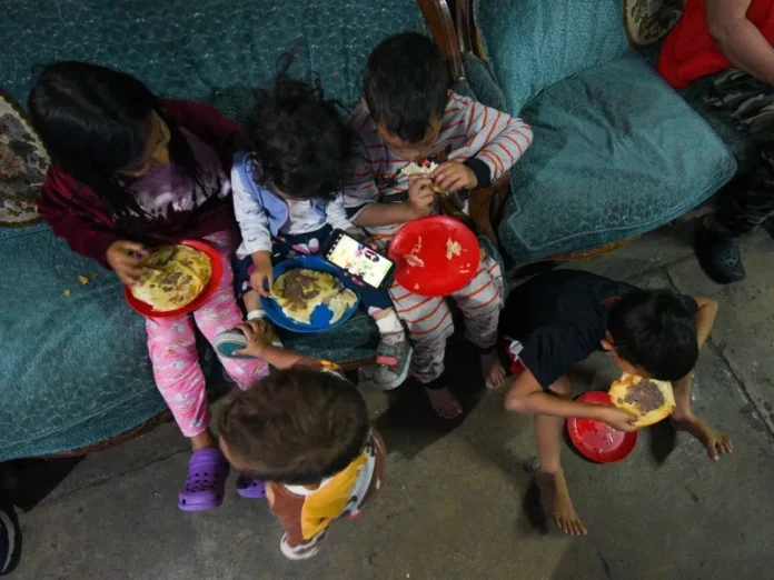 Familia mexicana con escasez de alimentos Imagen que muestra inseguridad alimentaria en un hogar mexicano