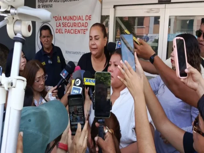 Madres protestan por falta de insumos y medicamentos en hospitales de Veracruz Madres de niños con cáncer exigen insumos y medicamentos en hospitales de Veracruz