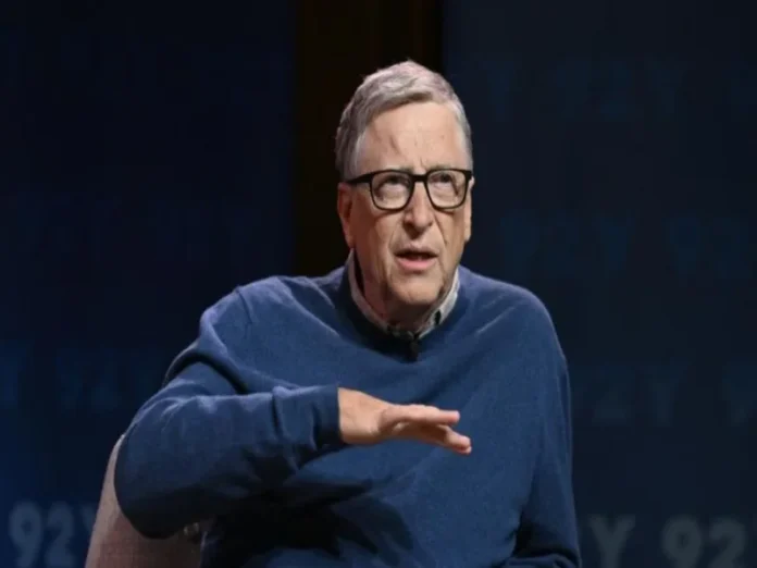 Bill Gates advierte sobre los peligros de la inteligencia artificial Imagen que muestra a Bill Gates hablando sobre inteligencia artificial