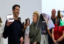 Apple anuncia su primer teléfono plegable, el «iPhone Duo», bajo la nueva administración de John Ternus Imagen del iPhone Duo, el nuevo teléfono plegable de Apple