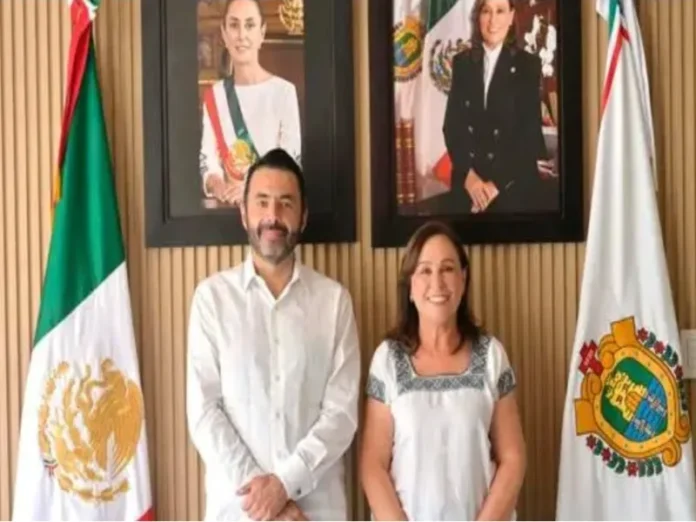 Gobernadora Nahle con documentos de lista de asistencia docente Imagen de la lista de asistencia docente solicitada por la ASF en Veracruz