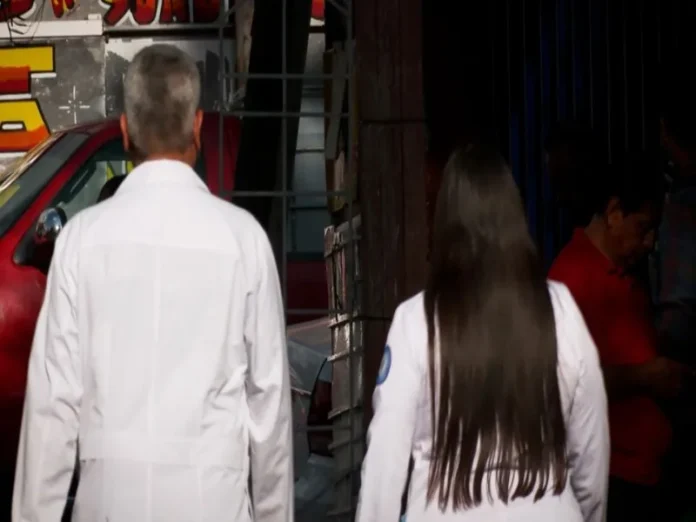 Médicos residentes protestando frente a un comedor hospitalario Médicos residentes señalando la comida en mal estado y denunciando acoso sexual