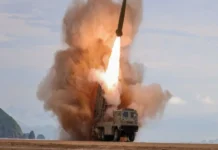 Corea del Norte lanza dos misiles balísticos al mar de Japón tras rechazar resolución de la OIEA sobre la desnuclearización Imagen que muestra misiles balísticos lanzados por Corea del Norte al mar de Japón