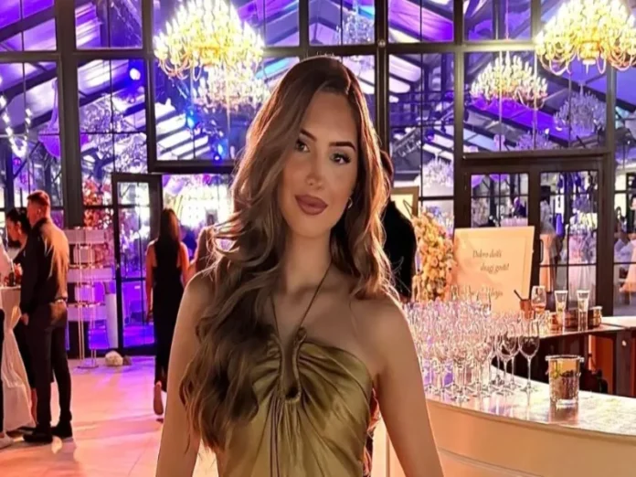 Miss Austria fallece durante una visita médica Imagen que muestra a Miss Austria fallece rodeada de flores