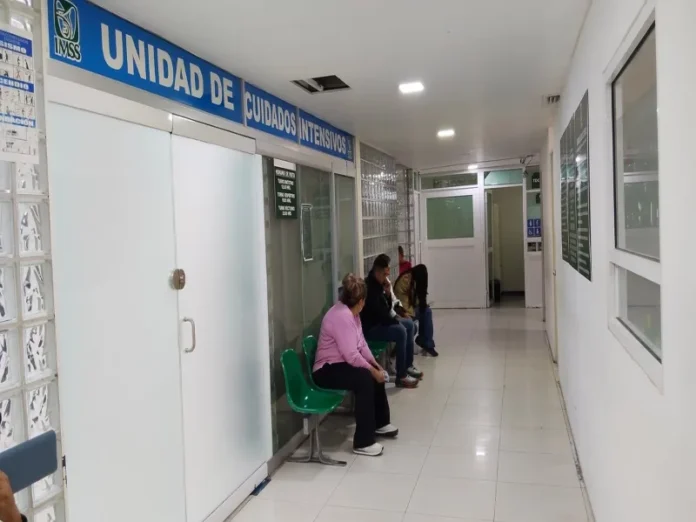 Padres protestando frente al hospital de Durango Padres demandan justicia por muertes neonatales Durango en la UCIN