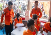 Naufraga embarcación en Indonesia; hay al menos seis muertos y 130 personas desaparecidas Imagen del naufragio ferry Indonesia con barcos de rescate