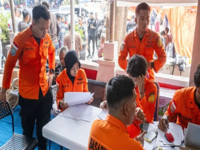 Rescate de pasajeros tras el naufragio ferry Indonesia Imagen del naufragio ferry Indonesia con barcos de rescate