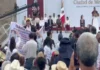 Morenistas retiran a hombre que protestaba en el mitín de Sheinbaum en el Zócalo por negligencia médica en Sonora Imagen de la protesta por negligencia médica Sonora en el Zócalo durante el mitin de Sheinbaum
