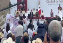 Morenistas retiran a hombre que protestaba en el mitín de Sheinbaum en el Zócalo por negligencia médica en Sonora Imagen de la protesta por negligencia médica Sonora en el Zócalo durante el mitin de Sheinbaum