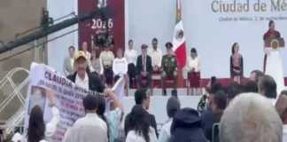 Morenistas retiran a hombre que protestaba en el mitín de Sheinbaum en el Zócalo por negligencia médica en Sonora Imagen de la protesta por negligencia médica Sonora en el Zócalo durante el mitin de Sheinbaum