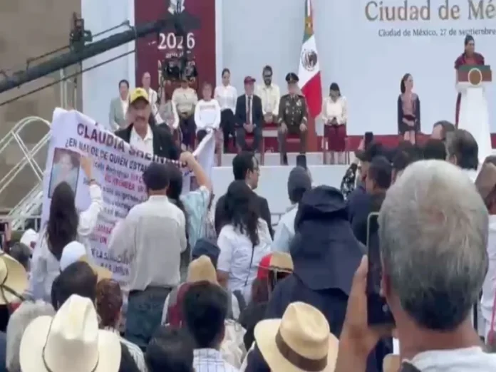 Protesta por negligencia médica en Sonora durante el mitin de Sheinbaum Imagen de la protesta por negligencia médica Sonora en el Zócalo durante el mitin de Sheinbaum