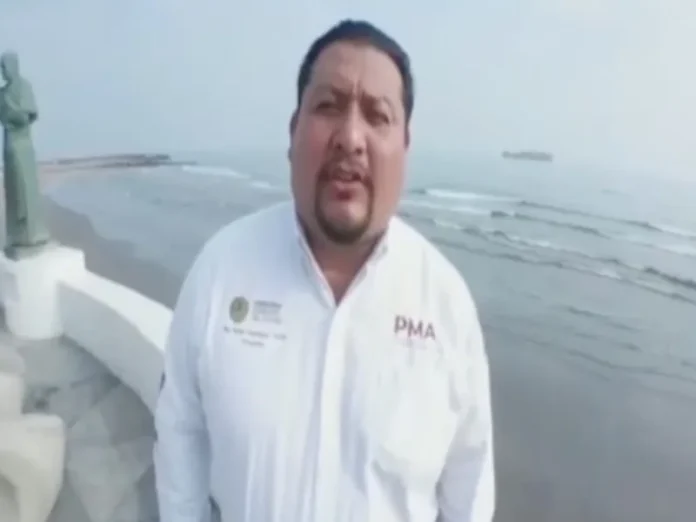 Sergio Rodríguez en el sitio del negocio de la basura Sergio Rodríguez relacionado con el negocio de la basura en Veracruz