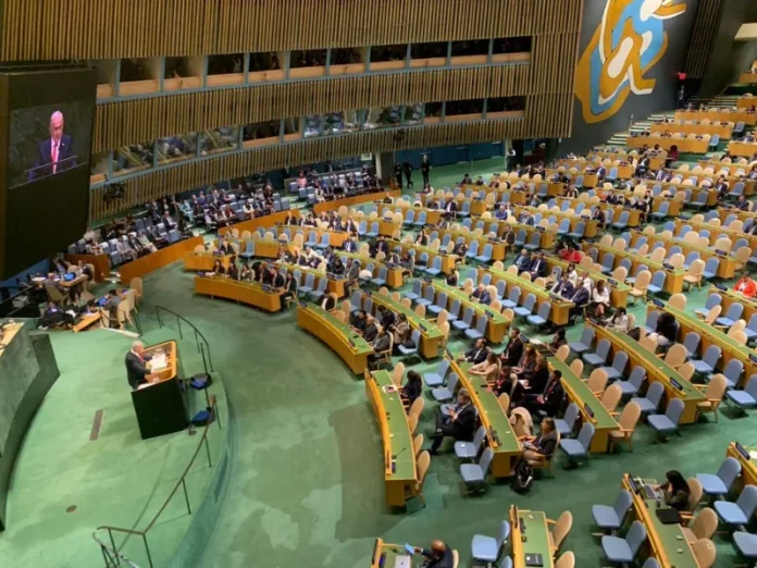 Delegados abandonando la sala de la ONU durante el discurso de Netanyahu Imagen que muestra a delegados saliendo de la ONU en protesta contra Netanyahu ONU