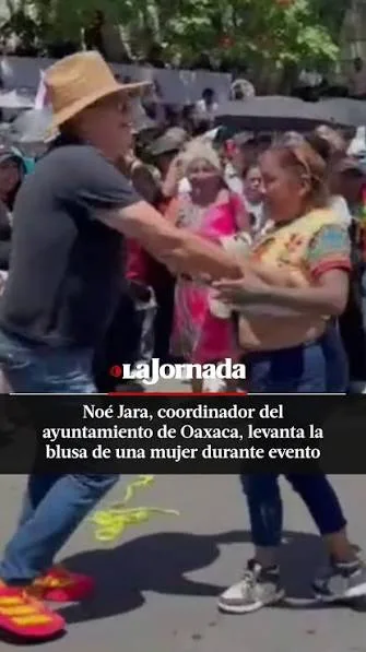 Noé Jara levanta la blusa de una mujer durante la gira presidencial Imagen del gesto de Noé Jara blusa en la gira presidencial