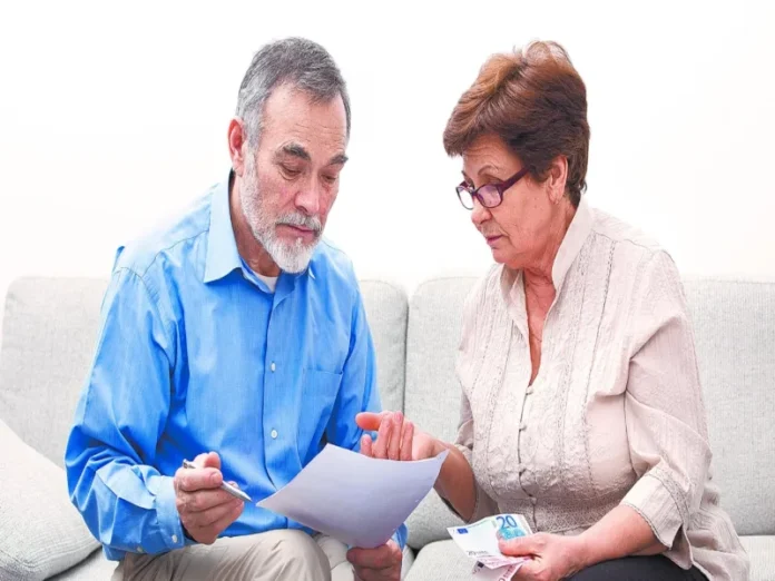 Trabajador mayor en entorno informal Imagen que ilustra pensiones informalidad edad en contexto latinoamericano