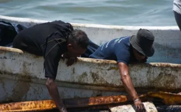 Obtienen amparo provisional 2 mil pescadores afectados por los derrames petroleros en el Golfo de México Imagen que muestra pescadores afectados por derrames de hidrocarburos en el Golfo