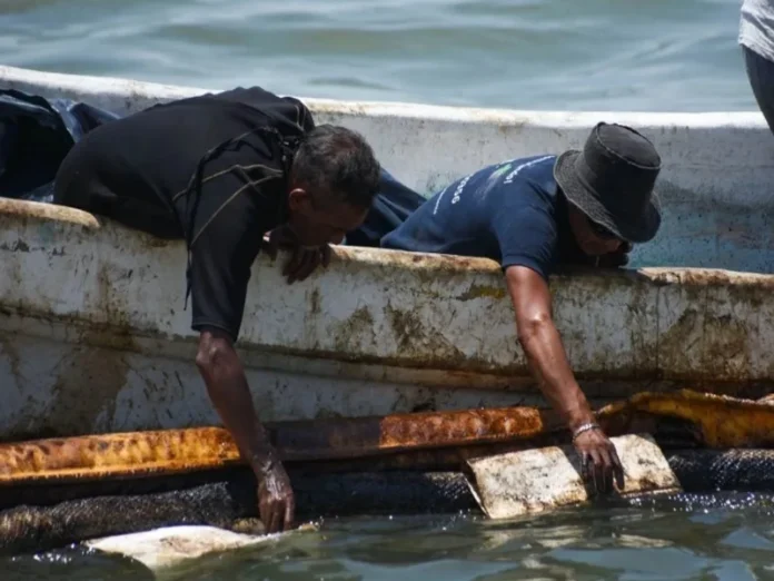 Pescadores afectados por derrames en el Golfo de México Imagen que muestra pescadores afectados por derrames de hidrocarburos en el Golfo