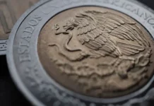 Peso cae 1.5% y registra su peor semana desde marzo y la bolsa registra su nivel más bajo desde 2025 Gráfica que muestra la caída del peso mexicano en la semana más débil desde marzo