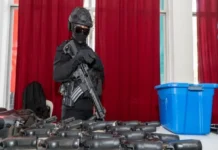 Desarman a la Policía de Juchitán tras la detención del alcalde y del excomisionado de seguridad Imagen de la policía desarmada Juchitán durante la medida preventiva