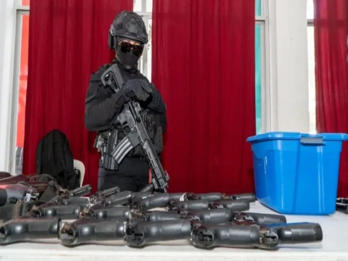 Policía desarmada en Juchitán tras la detención del alcalde Imagen de la policía desarmada Juchitán durante la medida preventiva