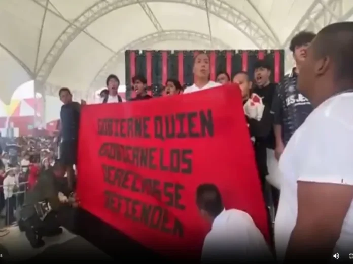 Portazo de normalistas frente al templete de prensa en Pachuca Imagen del portazo normalistas durante el acto de Claudia Sheinbaum en Pachuca