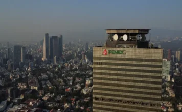 Pemex, gigante en PPEF 2027 y perdedor en recursos para enfrentar el cambio climático Ilustración del presupuesto medio ambiente 2027 y la mayor asignación a Pemex
