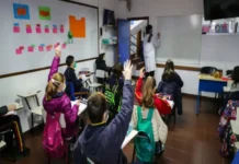 Dinamarca quiere prohibir los celulares en las escuelas tras resultados de prueba PISA Imagen que muestra la propuesta de prohibir celulares en escuelas en Dinamarca