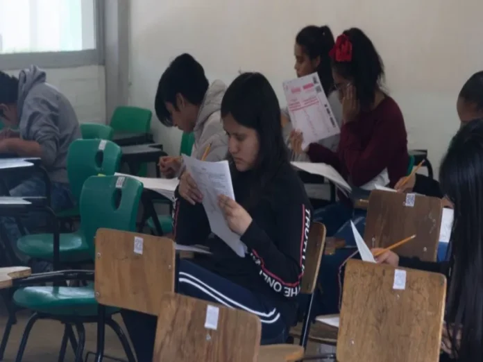 Gráfica de resultados de la prueba PISA 2025 Gráfica ilustrativa de la prueba PISA 2025 mostrando la caída en México