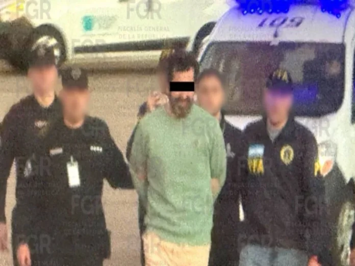 Imagen de Fernando Farías señalando pruebas falsas presentadas por la FGR