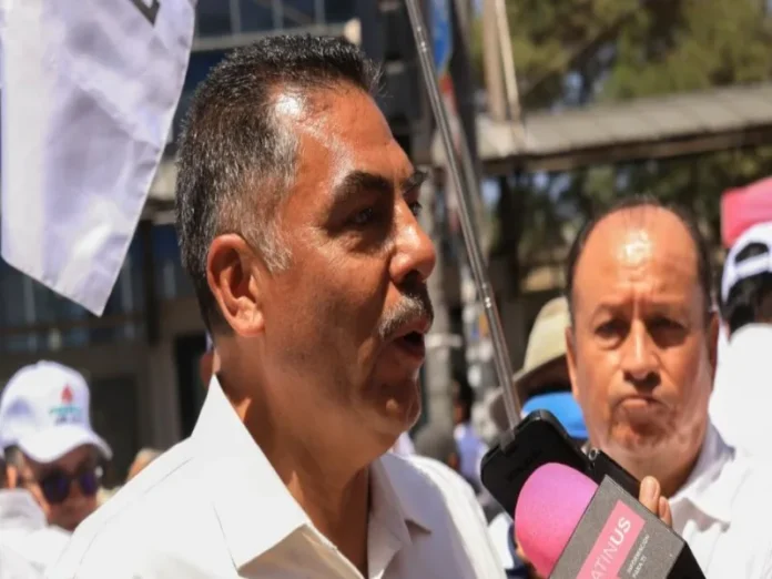 Manifestación de jubilados exigiendo reajuste pensiones frente al Senado Manifestación de jubilados que demandan el reajuste pensiones en el Senado
