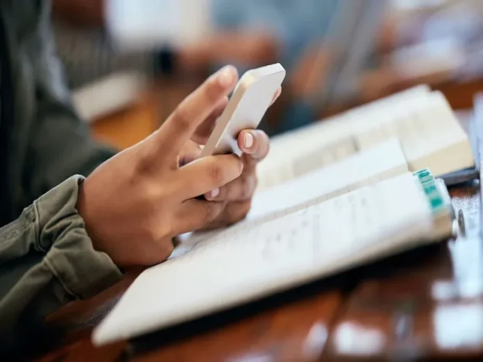 Autoridades de la SEP anuncian la restricción de celulares en escuelas Imagen que ilustra la restricción de celulares en primaria y secundaria
