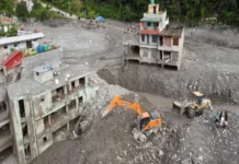 Organización acusa «censura y control» en China tras riada en el Tíbet y Nepal que suman casi mil muertos Imagen de la riada en Gyirong mostrando inundaciones y escombros