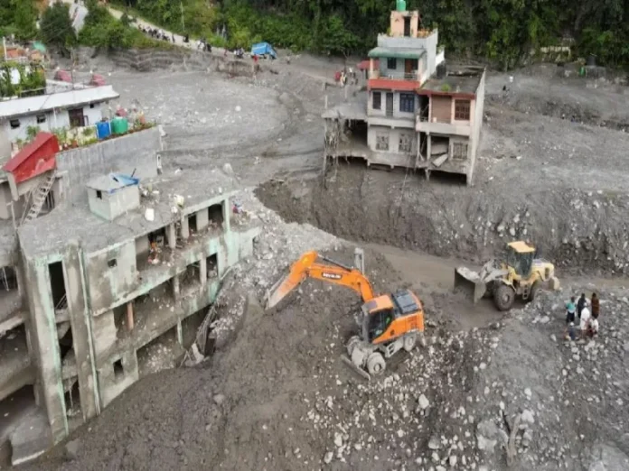 Destrucción causada por la riada en Gyirong Imagen de la riada en Gyirong mostrando inundaciones y escombros