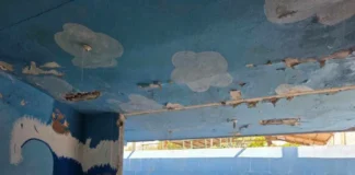 Riesgo de colapso en escuela de San Rafael; niños sin clases ante el peligro de que el techo caiga sobre ellos Imagen del techo del preescolar mostrando riesgo de colapso