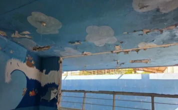 Riesgo de colapso en escuela de San Rafael; niños sin clases ante el peligro de que el techo caiga sobre ellos Imagen del techo del preescolar mostrando riesgo de colapso