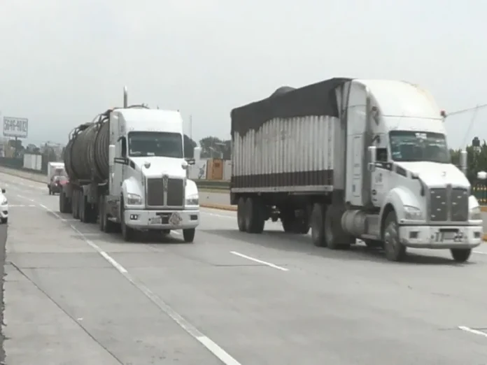 Imagen que muestra la peligrosidad de los robos a transportistas en carreteras mexicanas