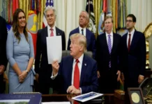 Trump veta de la Casa Blanca a tres medios CNN, MSNBC y Politico Imagen que muestra a Donald Trump vetando medios bajo la frase Trump veta medios