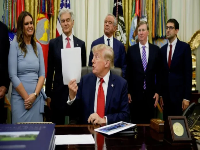 Donald Trump vetando a CNN, MSNBC y Politico de la Casa Blanca Imagen que muestra a Donald Trump vetando medios bajo la frase Trump veta medios