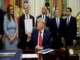 Trump veta de la Casa Blanca a tres medios CNN, MSNBC y Politico Imagen que muestra a Donald Trump vetando medios bajo la frase Trump veta medios