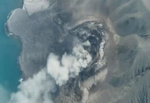 Cierran seis aeropuertos por la erupción del volcán Anak Krakatoa en Indonesia; hay al menos 22 mil pasajeros afectados Imagen del volcán Anak Krakatoa generando ceniza que obliga al cierre de aeropuertos