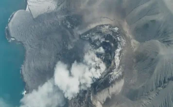 Cierran seis aeropuertos por la erupción del volcán Anak Krakatoa en Indonesia; hay al menos 22 mil pasajeros afectados Imagen del volcán Anak Krakatoa generando ceniza que obliga al cierre de aeropuertos